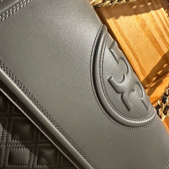 Tory Burch Fleming Bag. Gray with gold hardware. Very good condition - Picture 7 of 14